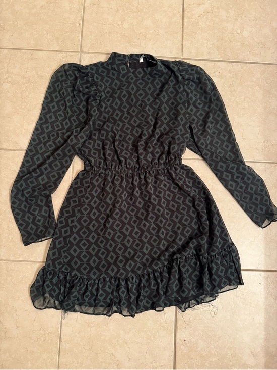 Zara Dresses & Skirts - Zara Dark Green Geometric Long Sleeve Ruffle Dress